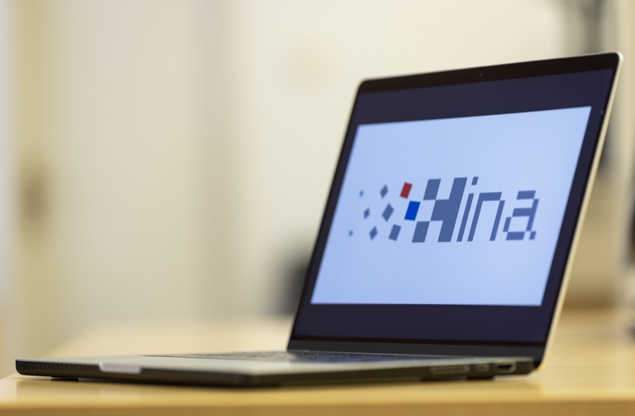 HINA logotip preko cijelog laptopa